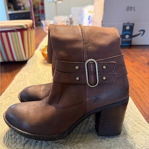 Born Women’s D51206 Equestrian Leather Riding Boots